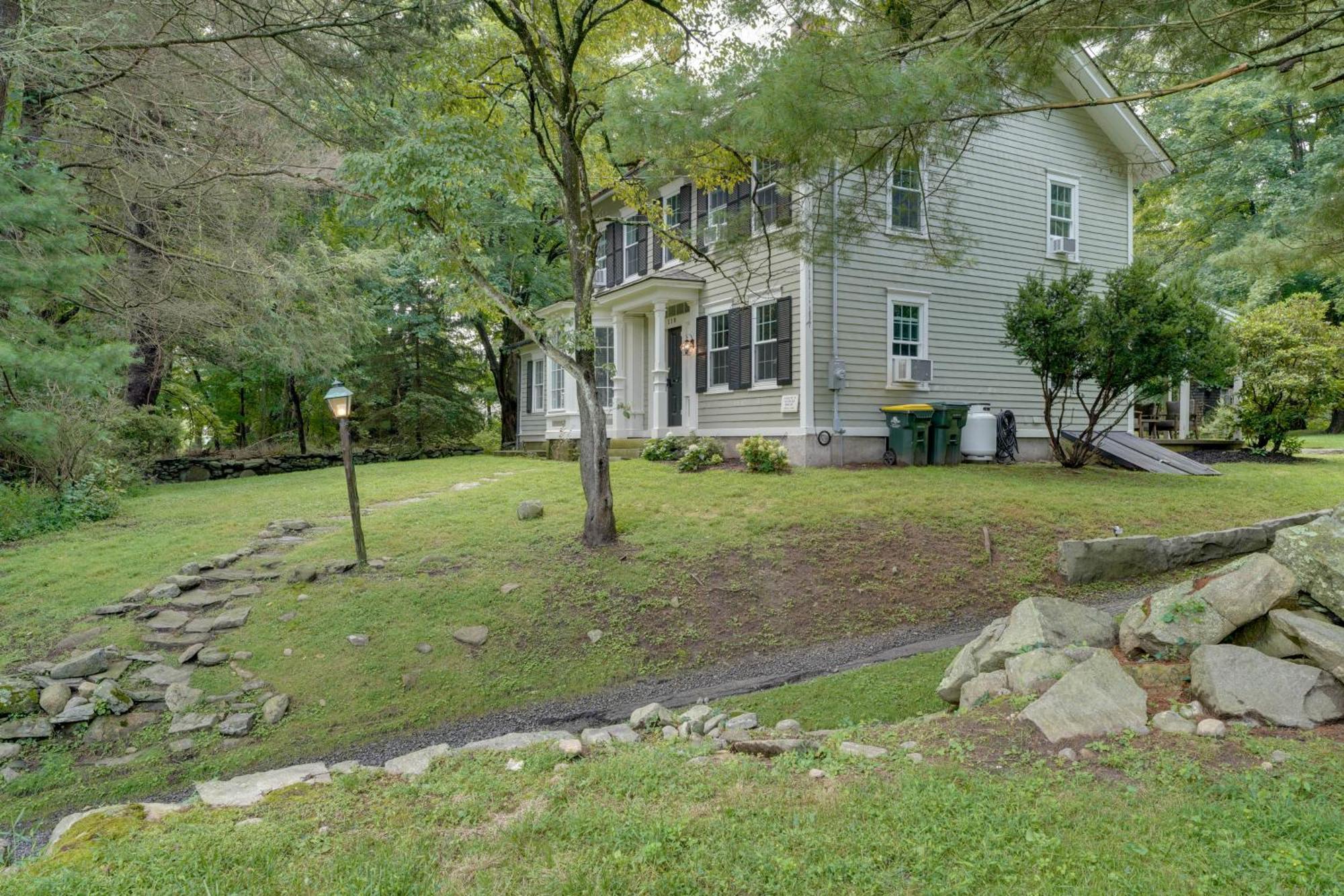 Historic Connecticut Home With Grill And Spacious Yard Weston Exterior photo