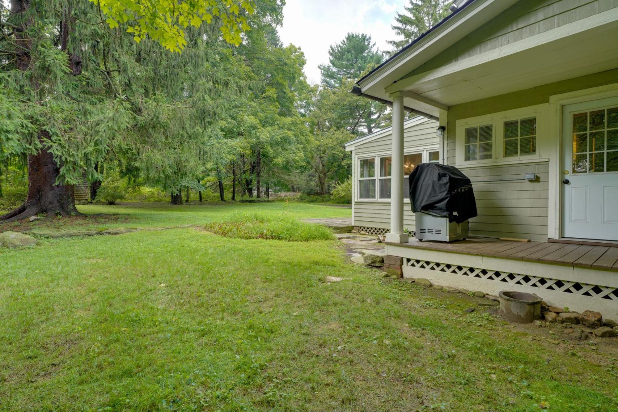 Historic Connecticut Home With Grill And Spacious Yard Weston Exterior photo