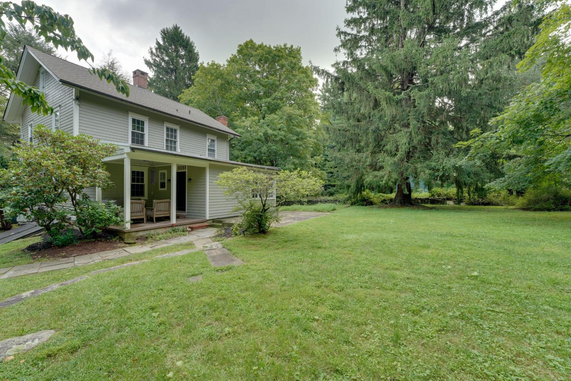 Historic Connecticut Home With Grill And Spacious Yard Weston Exterior photo