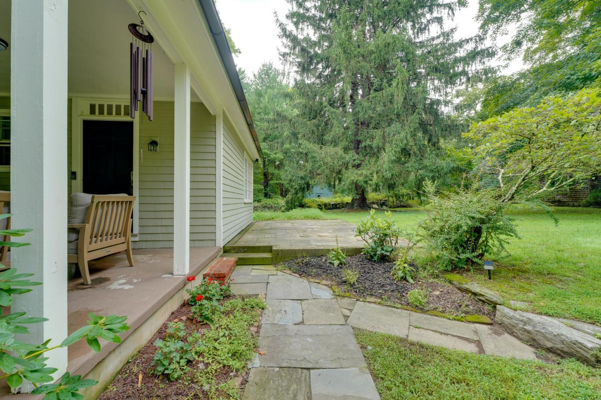 Historic Connecticut Home With Grill And Spacious Yard Weston Exterior photo