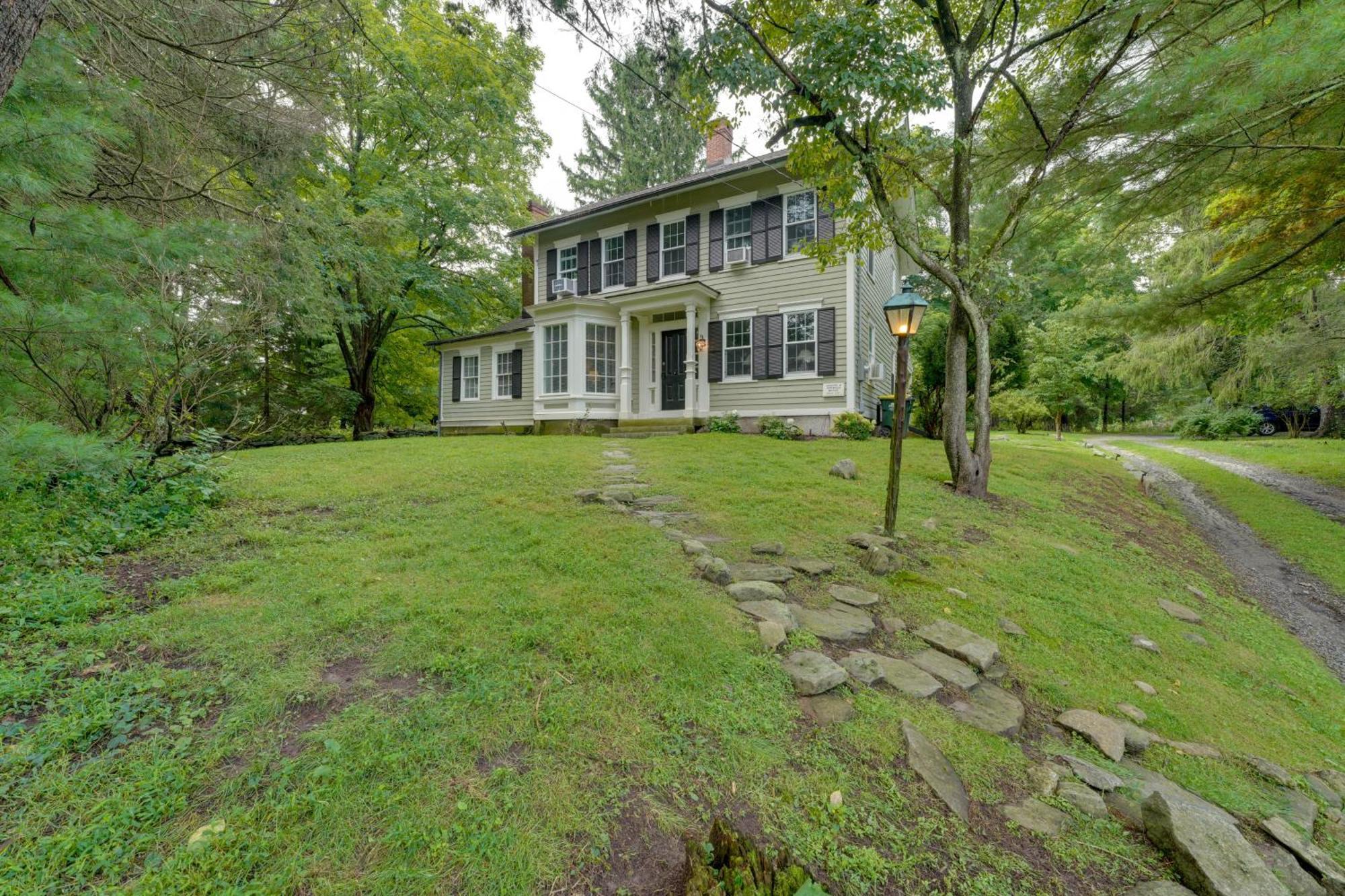 Historic Connecticut Home With Grill And Spacious Yard Weston Exterior photo