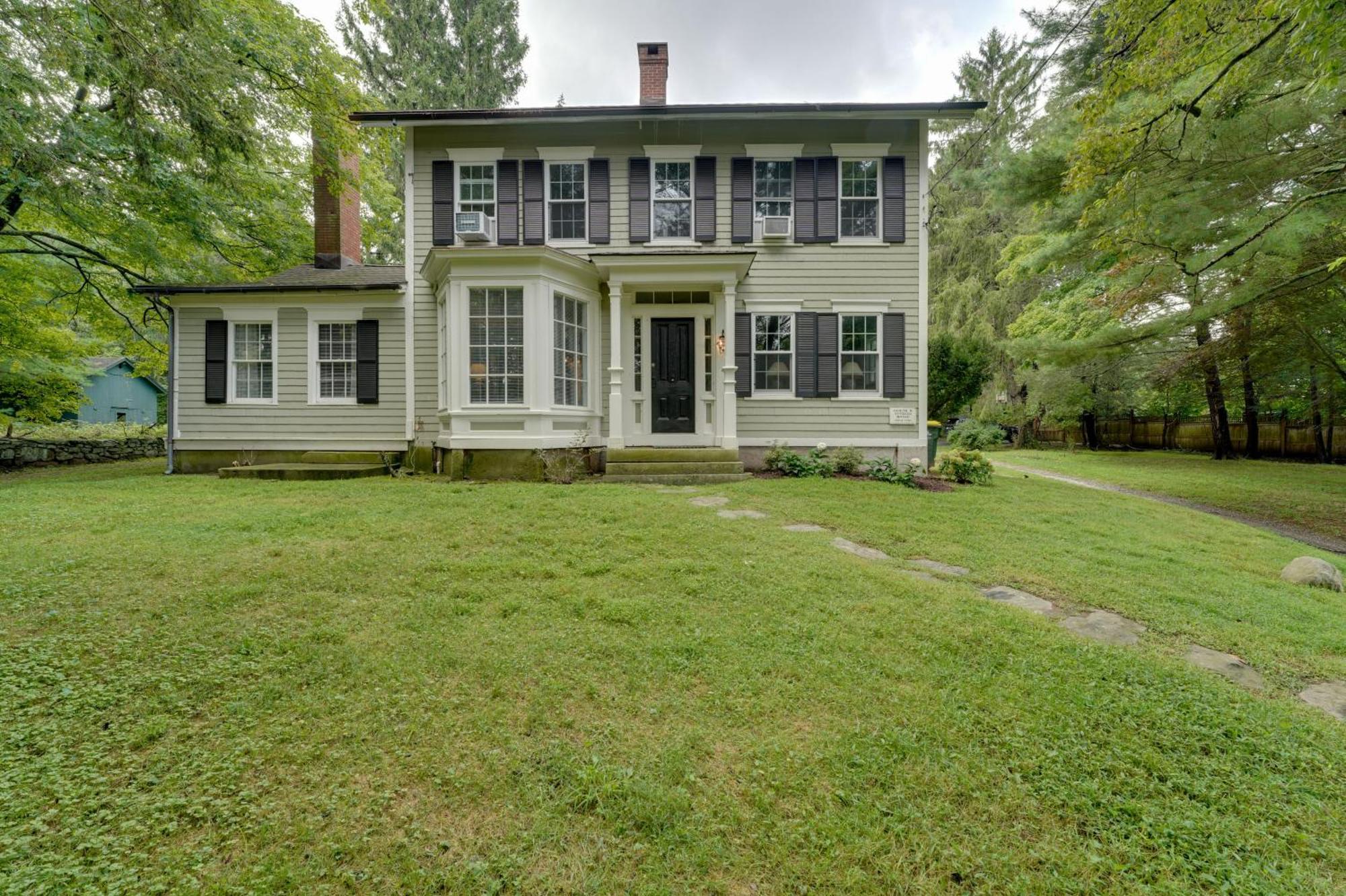 Historic Connecticut Home With Grill And Spacious Yard Weston Exterior photo